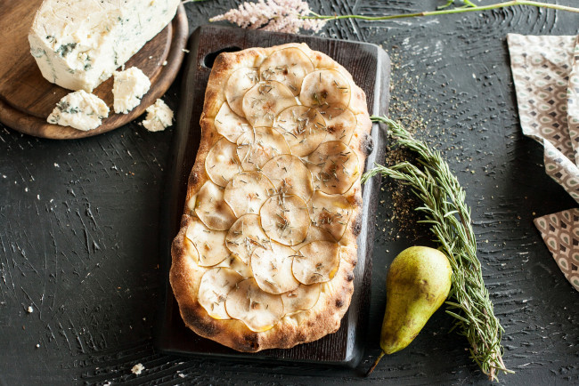 Обои картинки фото еда, пицца, приправа, начинка, зелень