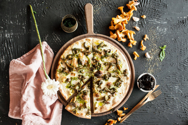 Обои картинки фото еда, пицца, сыр, начинка, зелень