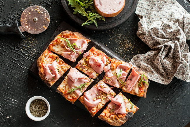 Обои картинки фото еда, пицца, вкусно, зелень, бекон