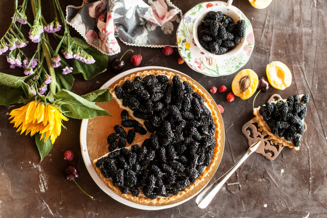 Обои картинки фото еда, пироги, десерт, сладость, ягоды, вкусно, цветы, пирог