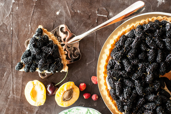 Обои картинки фото еда, пироги, фрукты, лопатка, начинка, пирог