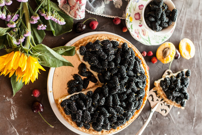 Обои картинки фото еда, пироги, пирог, лопатка, фрукты, начинка