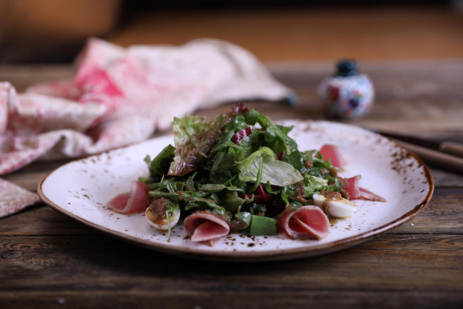 Обои картинки фото еда, салаты,  закуски, салат, помидоры, зелень, закуска