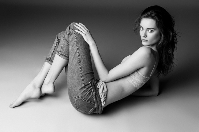 Обои картинки фото monika ‘jac’ jagaciak, девушки, monika jac jagaciak, джинсы, черно-белая, модель, monika, jagaciak
