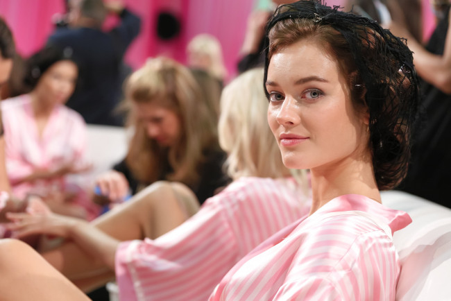 Обои картинки фото monika ‘jac’ jagaciak, девушки, monika jac jagaciak, monika, jagaciak, халат, сетка, модель