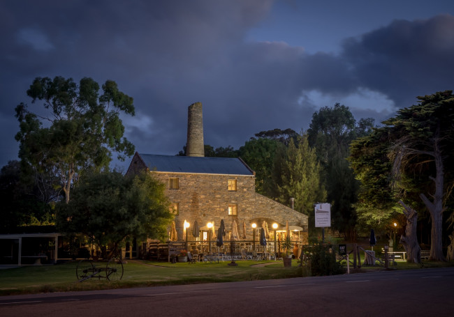 Обои картинки фото австралия, города, - здания,  дома, дорога, фонари, труба, деревья, облака