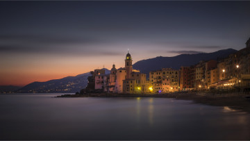 Картинка города -+католические+соборы +костелы +аббатства камольи liguria лигурия италия вечер побережье огни