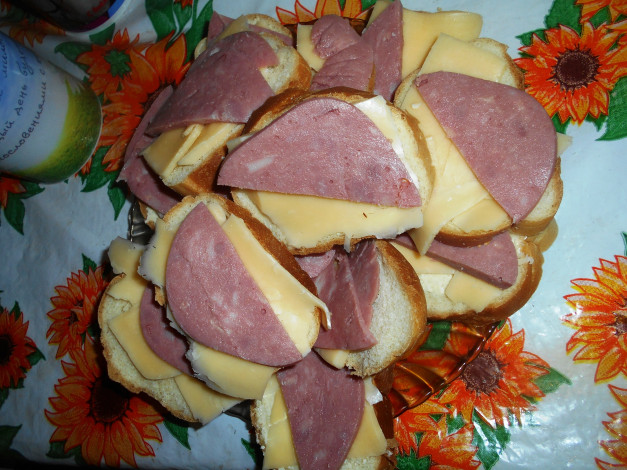 Обои картинки фото еда, бутерброды,  гамбургеры,  канапе, колбаса, хлеб, сыр