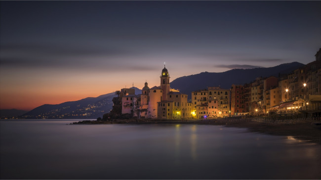 Обои картинки фото города, - католические соборы,  костелы,  аббатства, камольи, liguria, лигурия, италия, вечер, побережье, огни