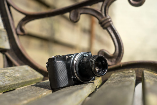 Обои картинки фото бренды, sony, фотоаппарат, скамейка, камера