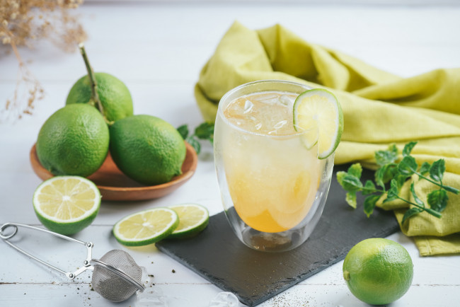 Обои картинки фото еда, напитки, лимонад, лед, лайм