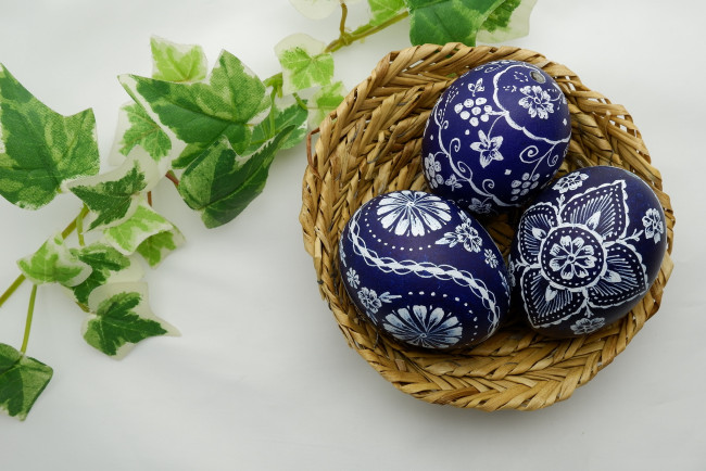 Обои картинки фото праздничные, пасха, яйца, веточка, праздник, корзина, весна, листья