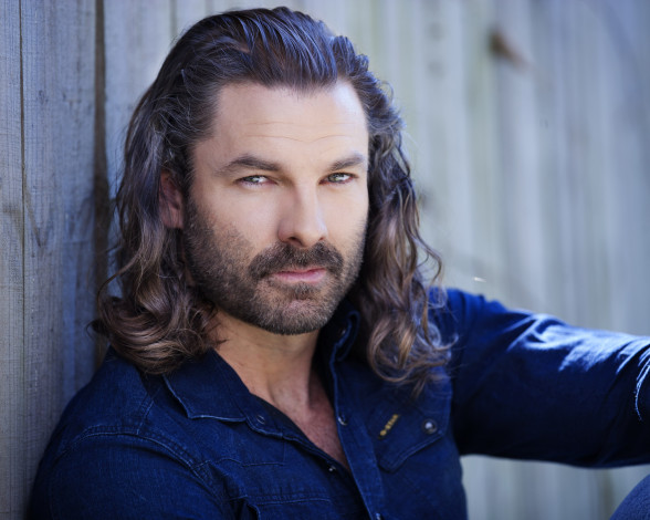 Обои картинки фото мужчины, - unsort, лицо, актер, guy, williams, забор, рубашка, борода