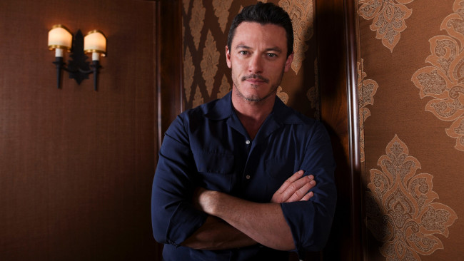 Обои картинки фото мужчины, luke evans, рубашка, светильник, актер