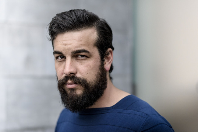 Обои картинки фото мужчины, mario casas, свитер, борода, лицо, актер
