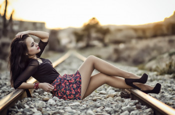 Картинка девушки -+брюнетки +шатенки брюнетка топ юбка каблуки железная дорога