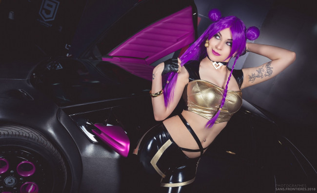 Обои картинки фото девушки, - креатив,  косплей, kda, костюм, косички, перчатки, машина, тату, peyton, riley