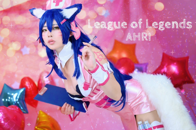 Обои картинки фото девушки, - креатив,  косплей, костюм, ушки, шарики, хвост, планшет