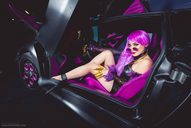 Обои картинки фото девушки, - креатив,  косплей, kda, костюм, очки, когти, машина, glory, lamothe