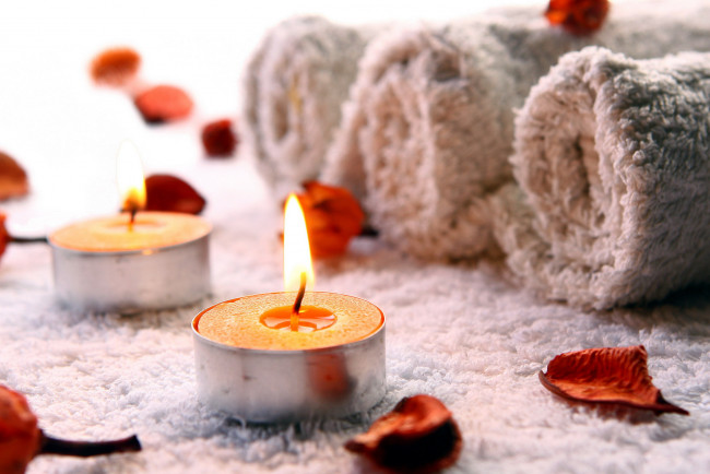 Обои картинки фото разное, свечи, полотенца, лепестки