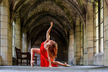 Картинка девушки -+рыжеволосые+и+разноцветные балерина рыжие волосы поза пуанты алое платье