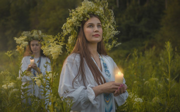 Картинка девушки -+группа+девушек ночь лес венки ритуал свечи
