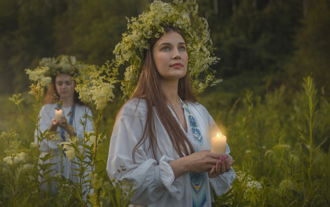 Обои картинки фото девушки, - группа девушек, ночь, лес, венки, ритуал, свечи