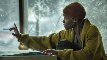 Картинка a+quiet+place +day+one+ +2024+ кино+фильмы a+quiet+place+part+ii тихое место день первый ужасы фантастика драма lupita nyongo кадры из фильма