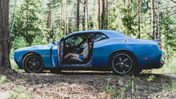 Картинка автомобили -авто+с+девушками dodge challenger