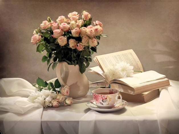 Обои картинки фото разное, канцелярия,  книги, розы, букет, ваза, чашка, книги, стол, чай, блюдце