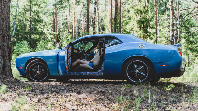 Обои картинки фото автомобили, -авто с девушками, dodge, challenger