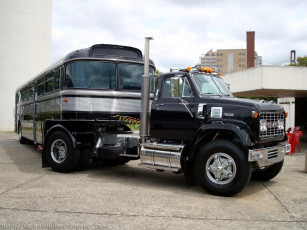 Картинка автомобили выставки уличные фото