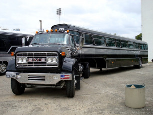 Картинка автомобили выставки уличные фото