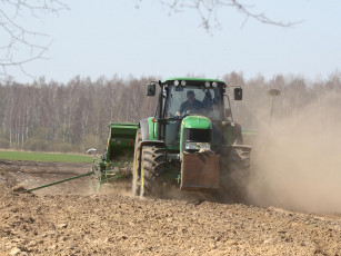 Картинка назло мировому кризису латвия техника тракторы