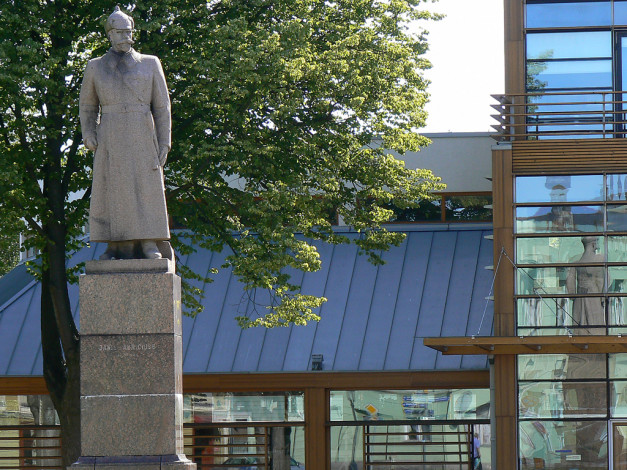 Обои картинки фото вентспилс, памятник, Яну, фабрициусу, города, памятники, скульптуры, арт, объекты