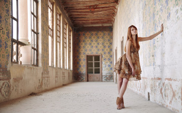 Картинка _Unsort+-НЕ+ВЫБИРАТЬ++ kam девушки  не выбирать колонна дверь окна сапоги платье