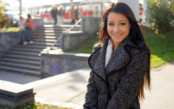 Картинка Melisa+Mendiny+Kristina+Uhrinova девушки kristina uhrinova брюнетка публика пальто