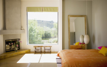 Картинка интерьер спальня камин цветы свет