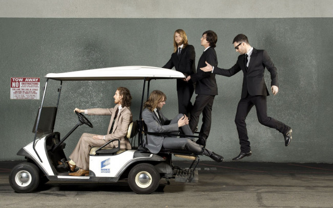 Обои картинки фото музыка, maroon, машина, стена, парящие, в, воздухе