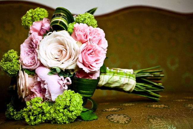 Обои картинки фото цветы, букеты, композиции, диван, розы