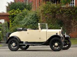 Картинка автомобили классика небо замок кусты газон тротуар дорога