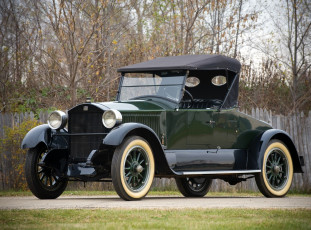 Картинка автомобили классика трава дорога небо деревья забор