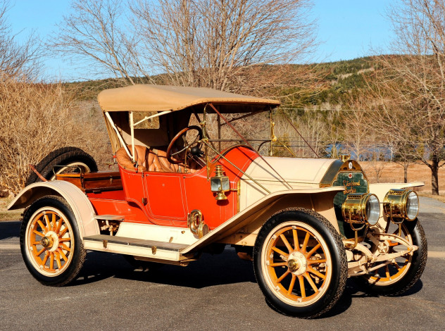 Обои картинки фото автомобили, классика, небо, гора, деревья, дорога