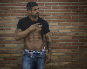 Картинка мужчины -+unsort кирпичи стена джинсы тату торс плавки щетина