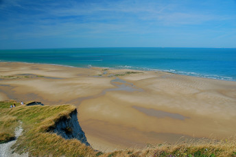 Картинка природа побережье берег море облака небо люди обрыв