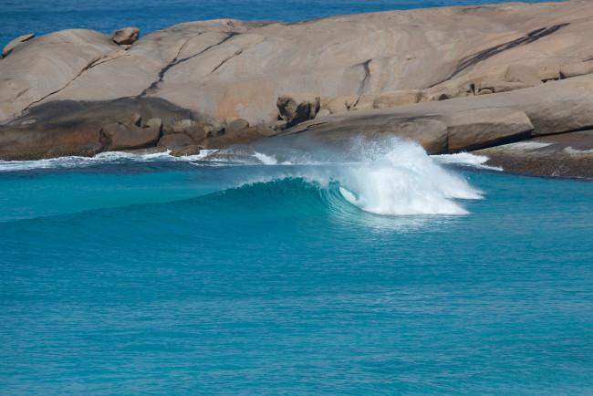 Обои картинки фото природа, моря, океаны, море, скалы, волна, брызги