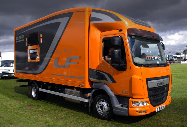 Обои картинки фото daf lf euro6, автомобили, daf , выставка, улица, тяжёлый, грузовик