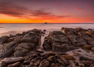 Картинка природа побережье рассвет океан камни берег вид горизонт яхта