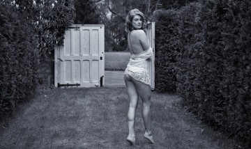 Картинка девушки -unsort+ Черно-белые+обои ворота трава кусты