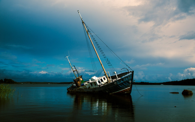 Обои картинки фото корабли, баркасы ,  буксиры, накренившееся, судно